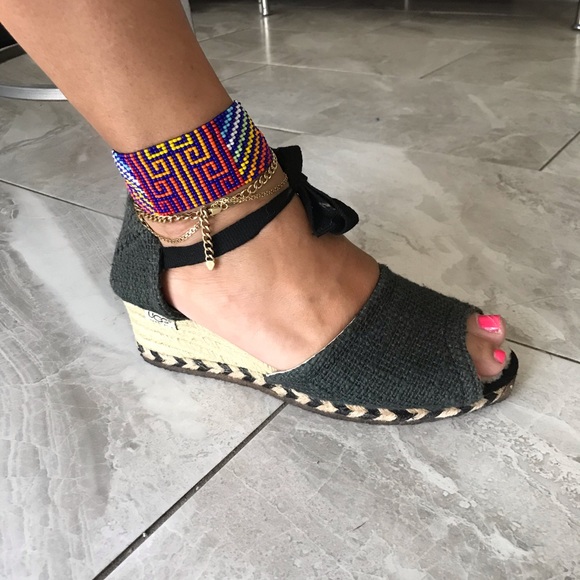 UGG Shoes - UGG "Delmar" Black Burlap/Sheep Skin Sandals | 6
